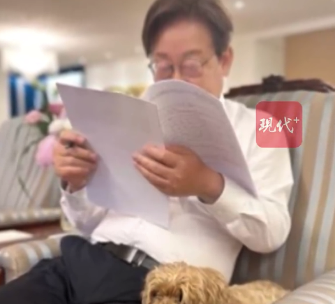 十倍配资开户 李在明公开与爱犬芭比合影 李在明说爱犬只亲近妻子有些失落